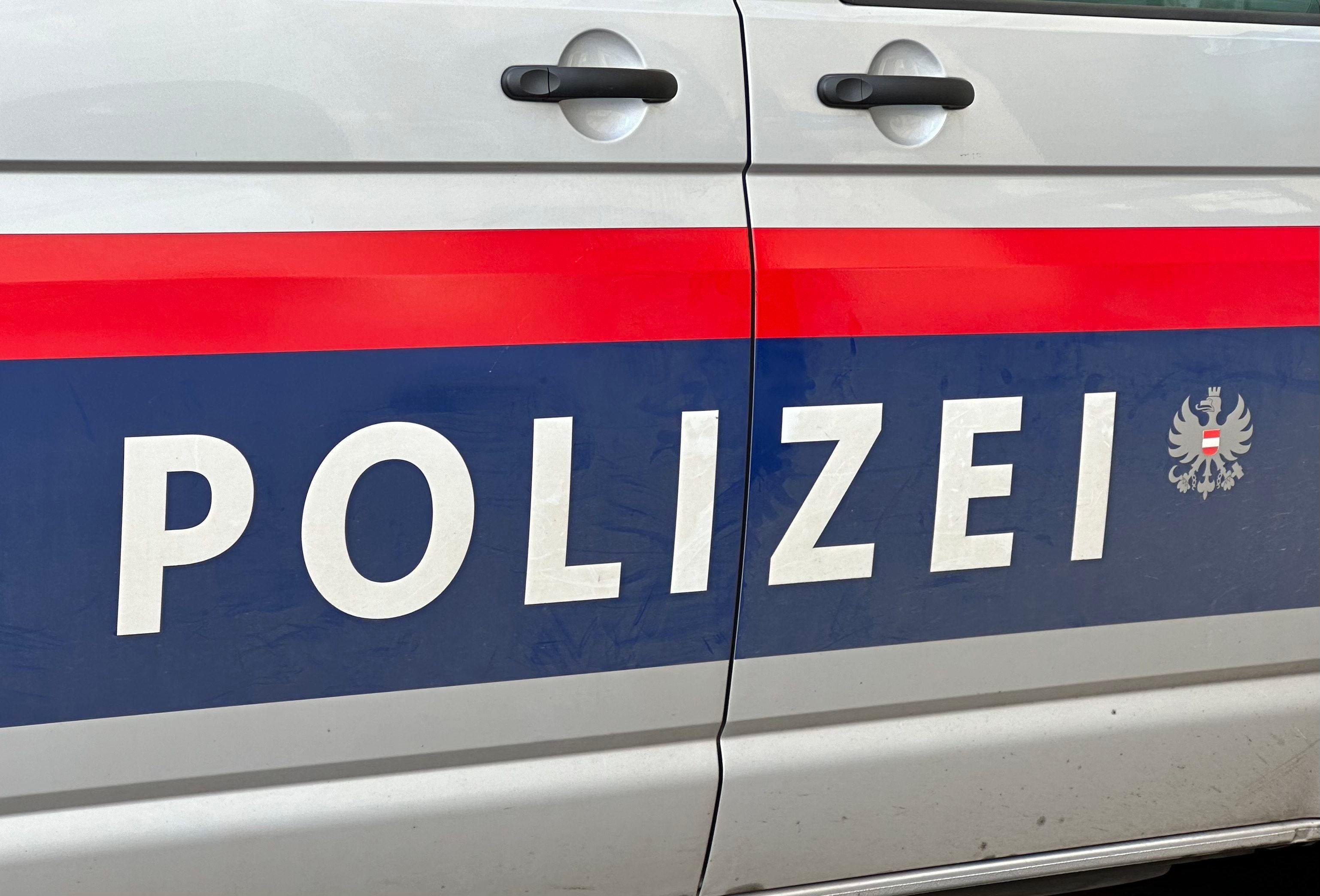 ARCHIV - 06.03.2024, Österreich, Wien: Der Schriftzug "Polizei" auf einem österreichischen Polizeiauto. (zu dpa: «Vergewaltigungs-Verdacht nach Public Viewing in Wien») Foto: Matthias Röder/dpa +++ dpa-Bildfunk +++