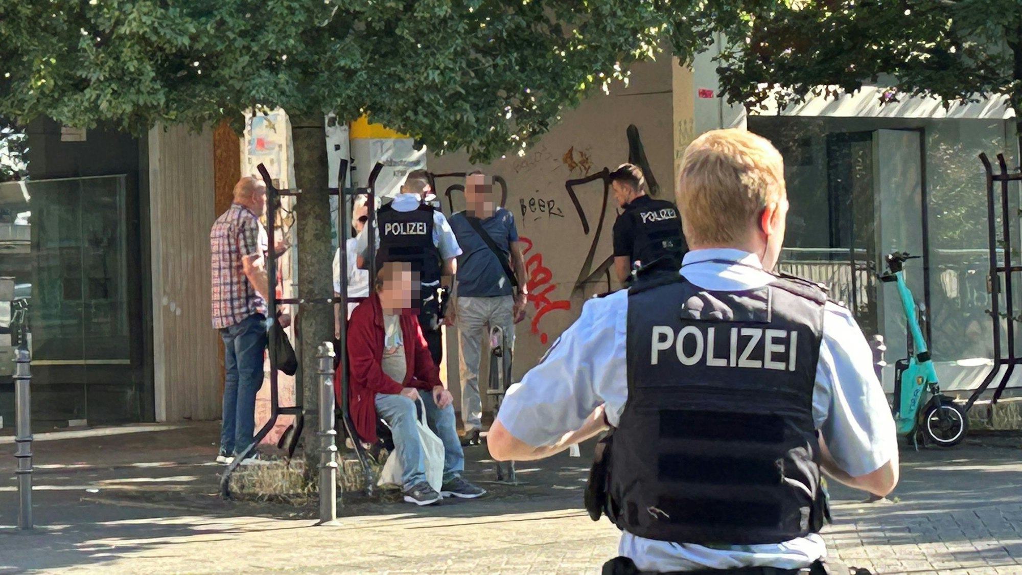 Auf frischer Tat ertappte die Polizei am Montag einen Räuber bei dem Versuch, eine Halskette zu stehlen.