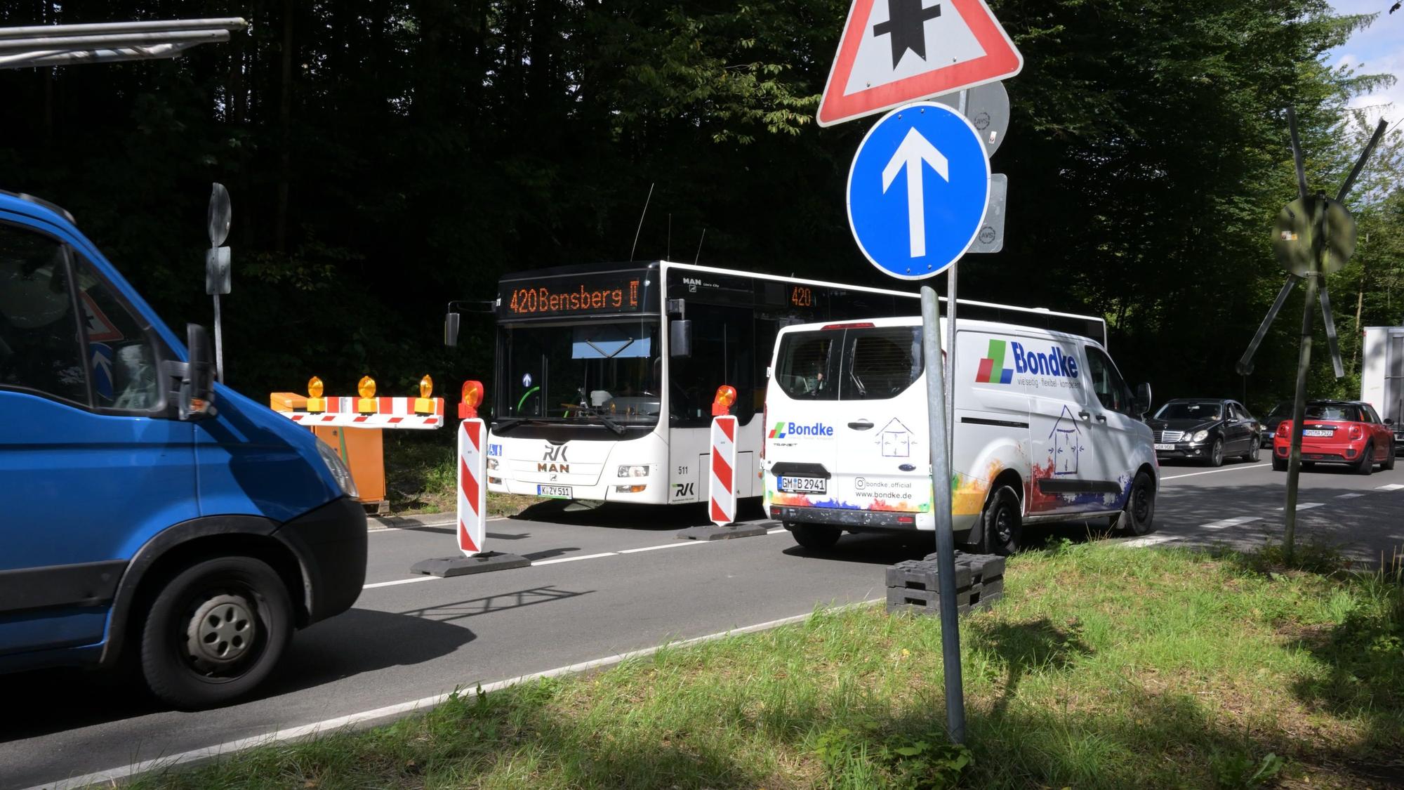 Baustelle-Sperrung-A4: Schranke an der Löher Straße.