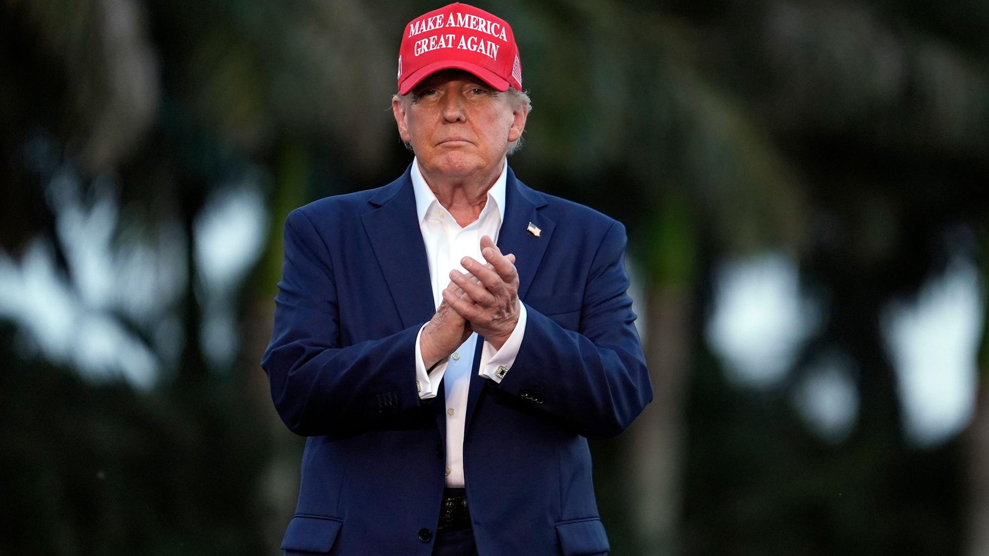 ARCHIV - 09.07.2024, USA, Doral: Der ehemalige US-Präsident Donald Trump kommt zu einer Wahlkampfveranstaltung im Trump National Doral Miami.