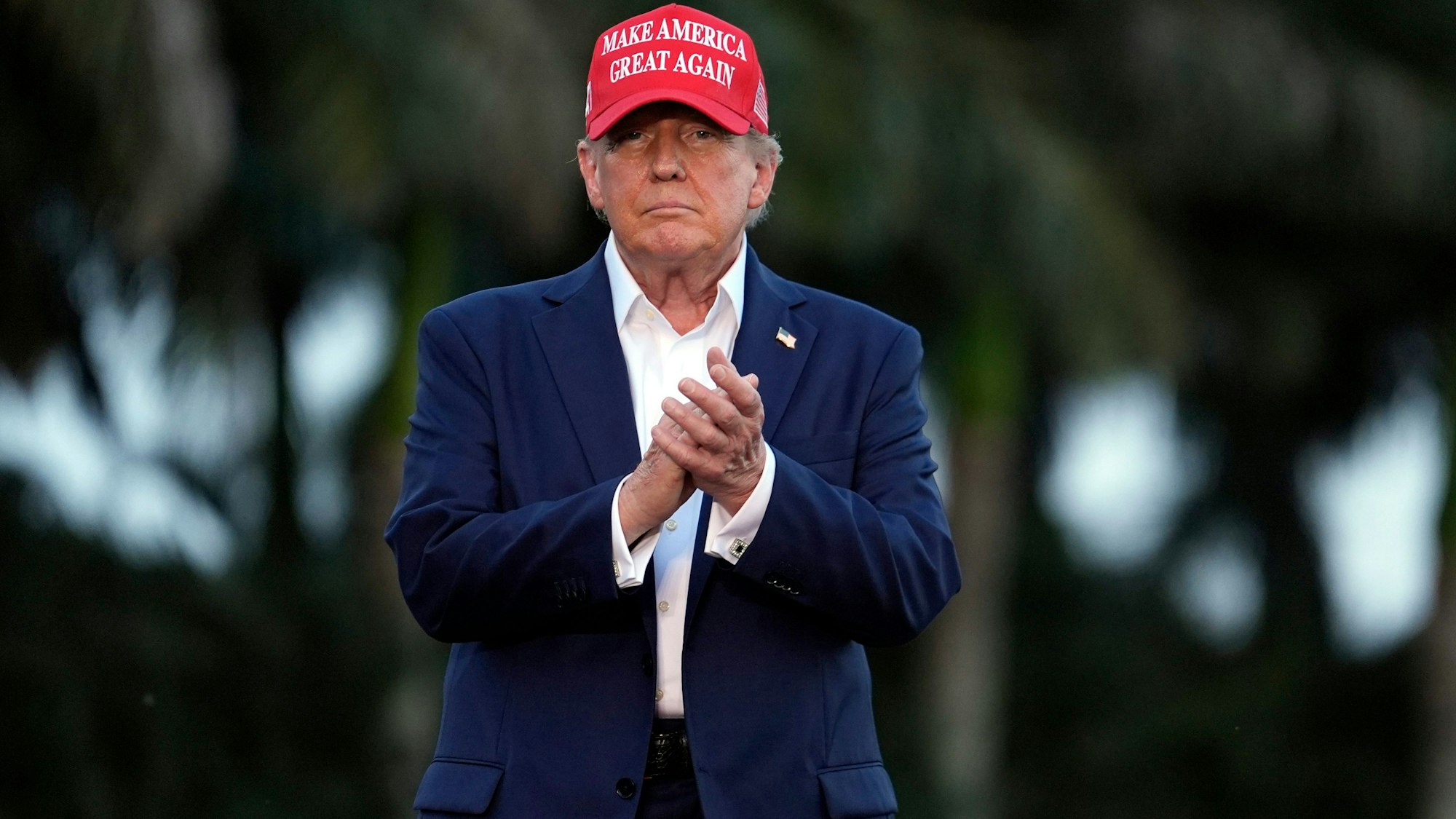 ARCHIV - 09.07.2024, USA, Doral: Der ehemalige US-Präsident Donald Trump kommt zu einer Wahlkampfveranstaltung im Trump National Doral Miami.