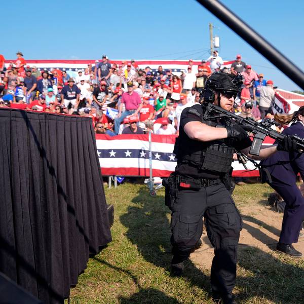 Einsatzkräfte stürmen die Bühne während einer Wahlkampfveranstaltung mit Donald Trump. Trump wurde bei einem Schusswaffenangriff auf der Bühne am Ohr verletzt. Der mutmaßliche Schütze wurde von Sicherheitskräften getötet.