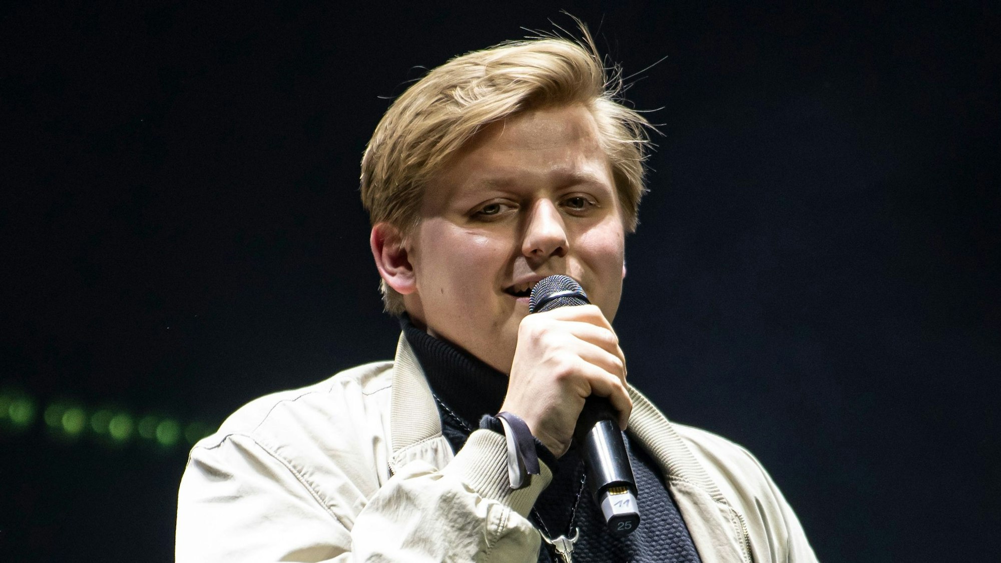 "El Hotzo", der mit bürgerlichem Namen Sebastian Hotz heißt, spricht bei der Verleihung des Preis für Popkultur. Am 05.04.2023 erscheint sein Debütroman "Mindset". (zu dpa-KORR "Vom Internetphänomen zum Romanautor: «Mindset» von El Hotzo") +++ dpa-Bildfunk +++