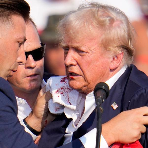 Der ehemalige US-Präsident Donald Trump ist bei einer Wahlkampfveranstaltung in Butler im US-Bundesstaat Pennsylvania von einem Schuss des Attentäters am rechten Ohr getroffen worden. Der Secret Service stürmt auf ihn zu und drückt den 78-Jährigen nach unten.