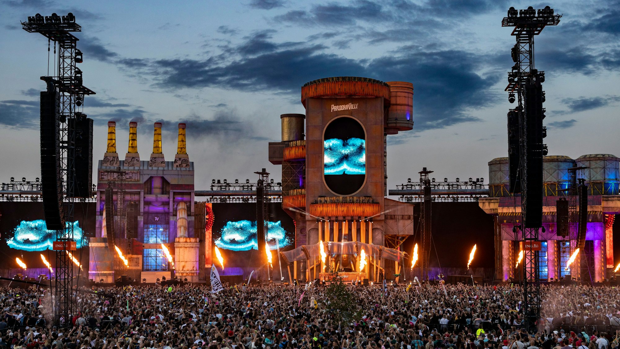 Nordrhein-Westfalen, Weeze: Der schwedische DJ Alesso, bürgerlich Alessandro Rodolfo Renato Lindblad, bei seinem Auftritt auf der Mainstage, Feuerwerk wird gezündet. (Archivbild)