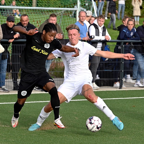 03.10.2022-Fussball-Blau Weiß Köln - FC Pesch
Kreispokal-Finale 22/23
links: Gabriel Nbongo (Pesch)
rechts: Niklas Lohrer (Köln)
Foto: Uli Herhaus