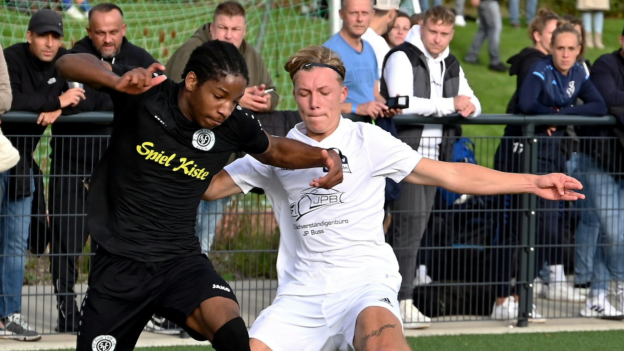 03.10.2022-Fussball-Blau Weiß Köln - FC Pesch
Kreispokal-Finale 22/23
links: Gabriel Nbongo (Pesch)
rechts: Niklas Lohrer (Köln)
Foto: Uli Herhaus