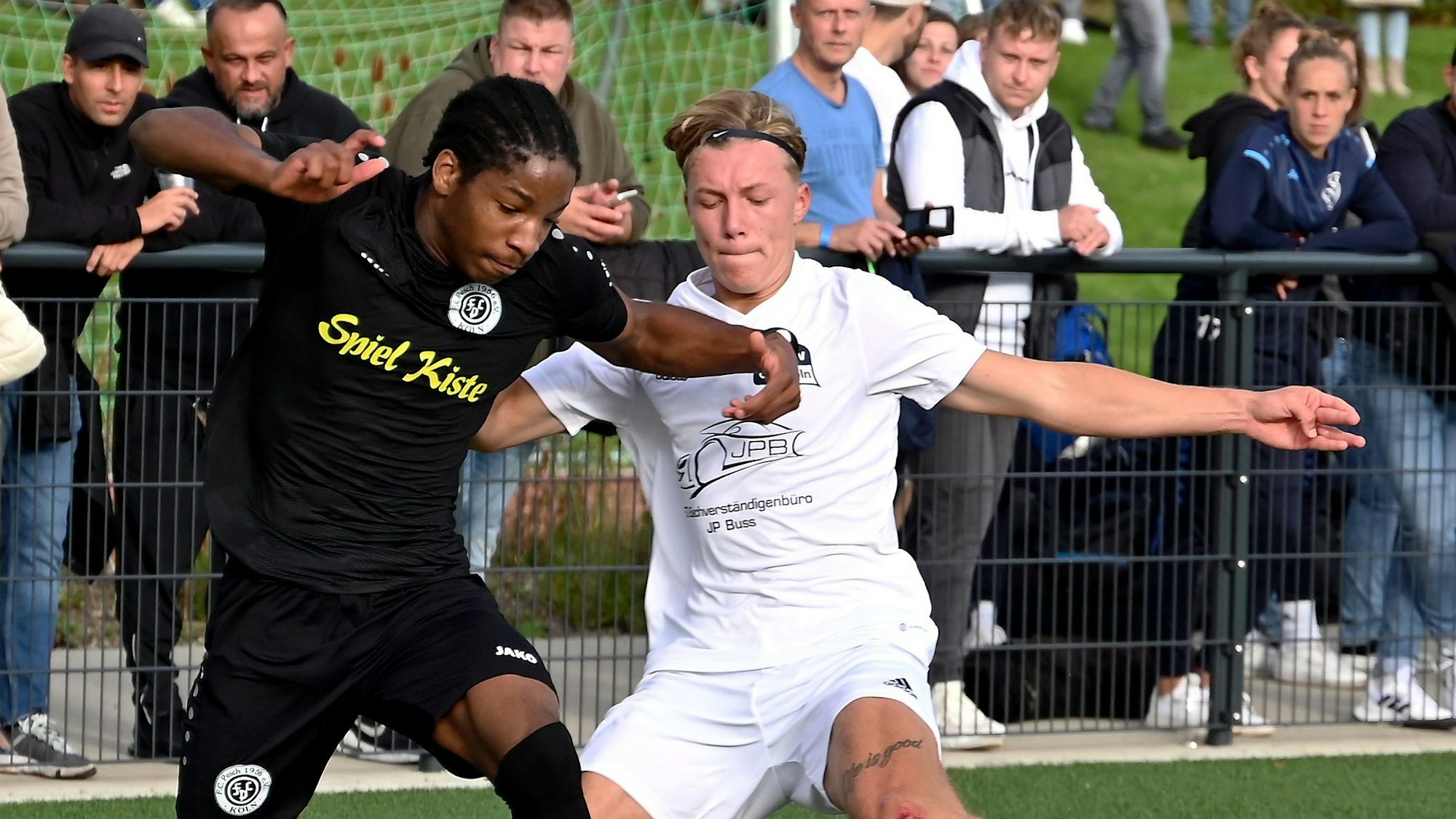 03.10.2022-Fussball-Blau Weiß Köln - FC Pesch
Kreispokal-Finale 22/23
links: Gabriel Nbongo (Pesch)
rechts: Niklas Lohrer (Köln)
Foto: Uli Herhaus
