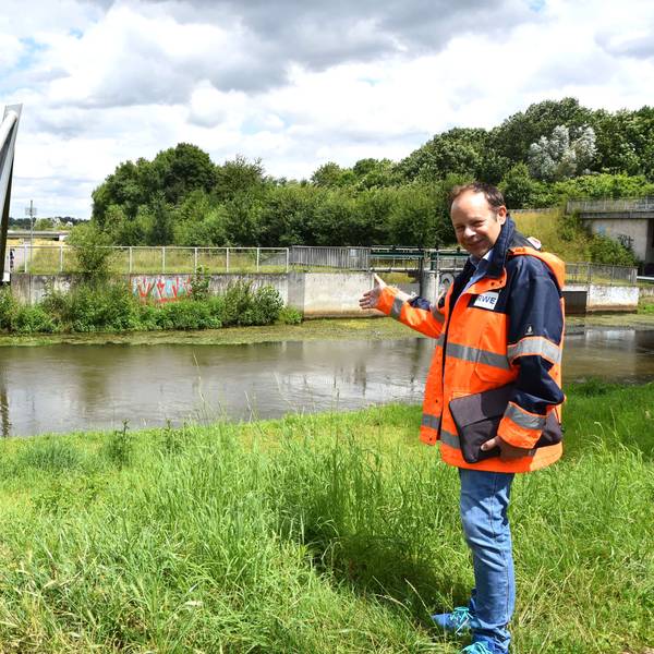 Bei Bergheim-Glesch soll die Rheinwassertransportleitung die Erft unterqueren, wie RWE-Projektleiter Axel Ritter erläutert.