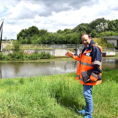 Bei Bergheim-Glesch soll die Rheinwassertransportleitung die Erft unterqueren, wie RWE-Projektleiter Axel Ritter erläutert.