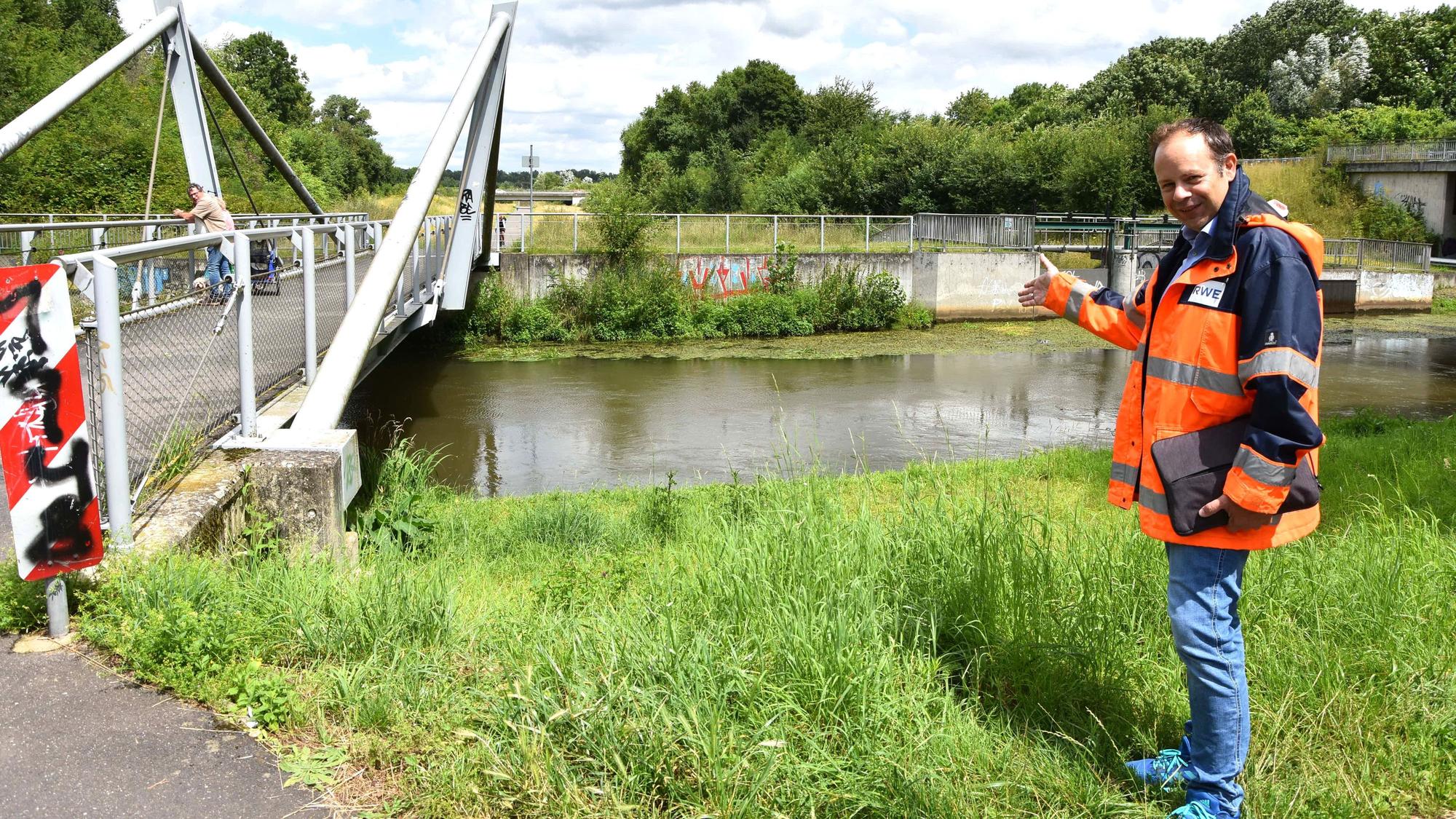 Bei Bergheim-Glesch soll die Rheinwassertransportleitung die Erft unterqueren, wie RWE-Projektleiter Axel Ritter erläutert.