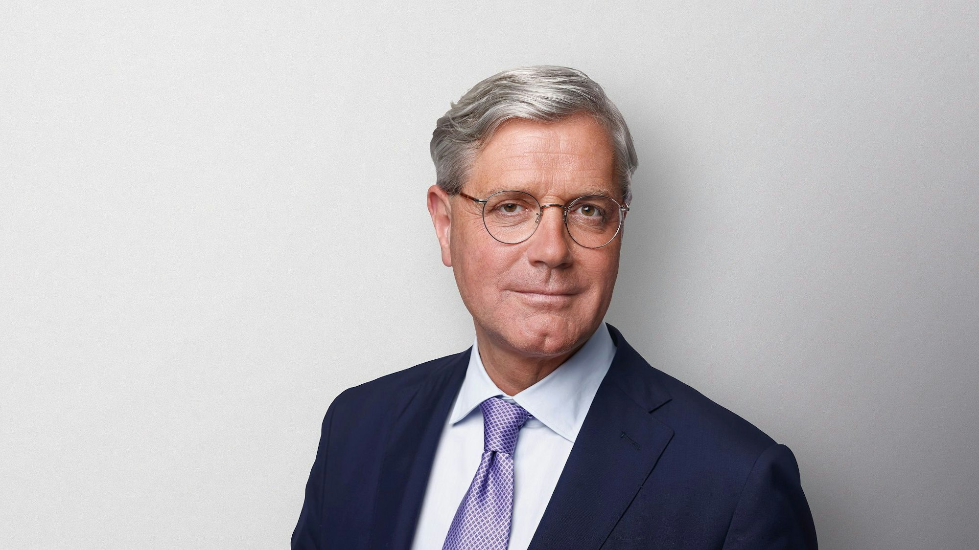 Ein Mann mit Brille schaut in die Kamera.