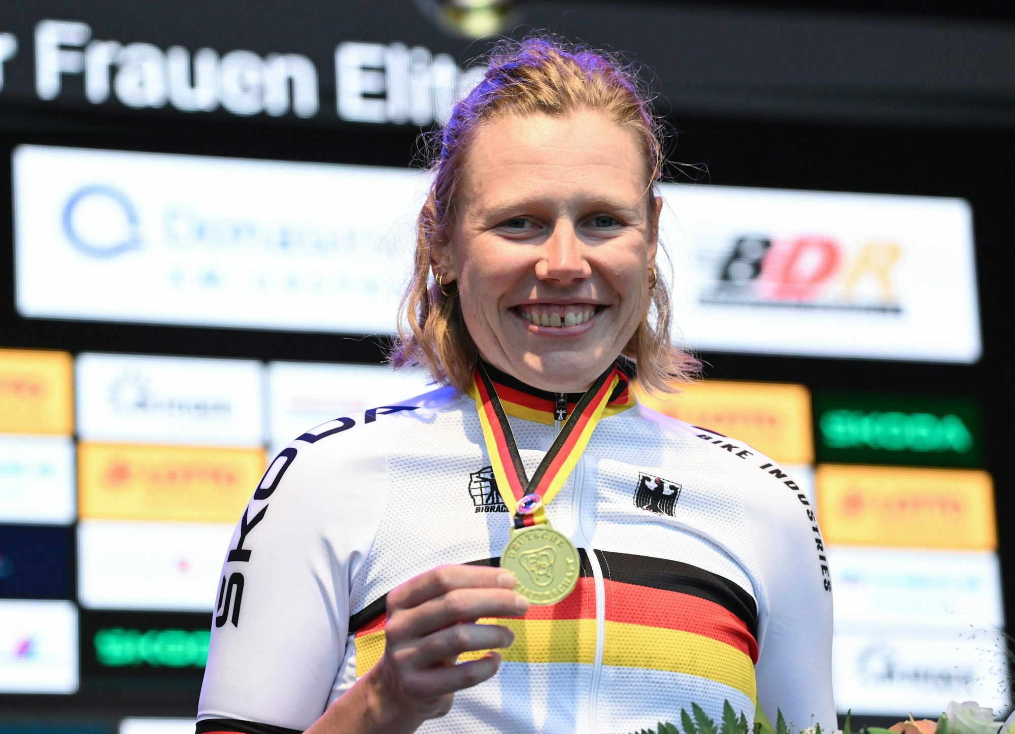 Mieke Kröger zeigt stolz ihre Goldmedaille.