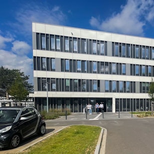 Das Bild zeigt einen Teil des Kreishaus-Anbaus von außen.