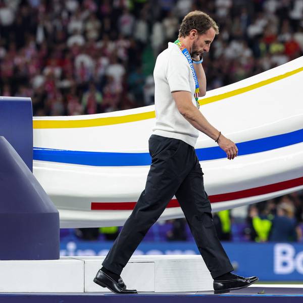 Englands Trainer Gareth Southgate geht enttäuscht und nur mit der Silbermedaille am Pokal vorbei.