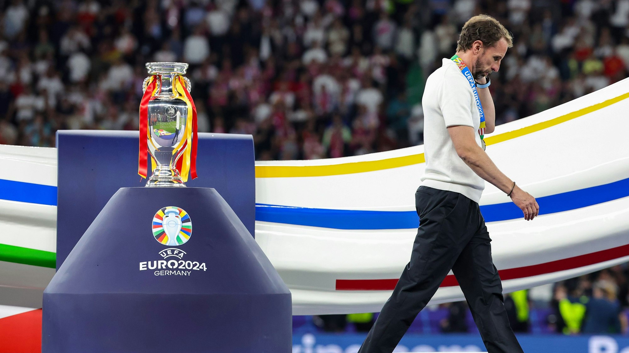 Englands Trainer Gareth Southgate geht enttäuscht und nur mit der Silbermedaille am Pokal vorbei.