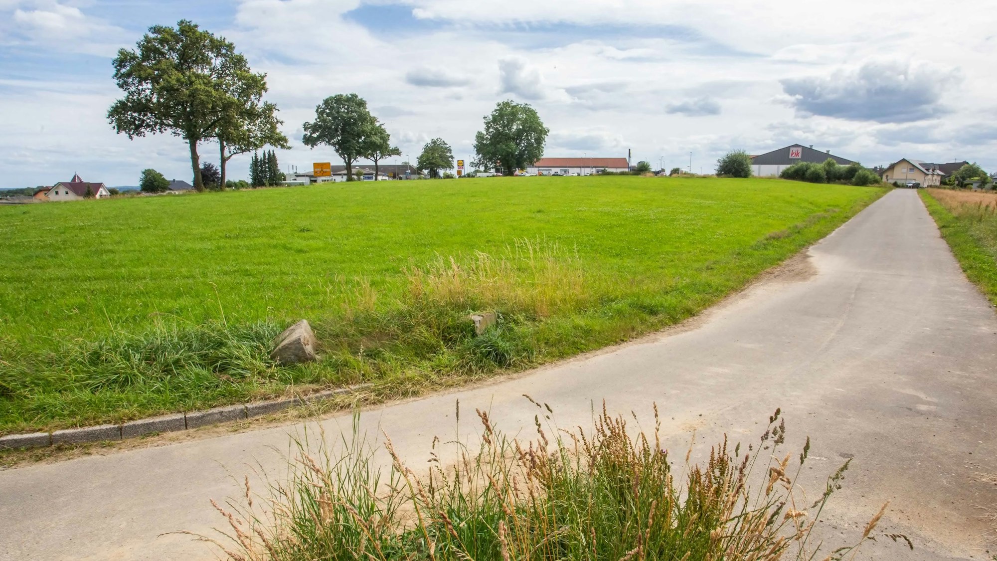 Die Wiese am nördlichen Ortseingang von Drabenderhöhe ist nicht die einzige Baufläche zwischen dieser Wiehler Ortschaft und der Ortschaft Brächen. Sie soll nun Teil eines modellhaften Gesamtkonzepts werden.