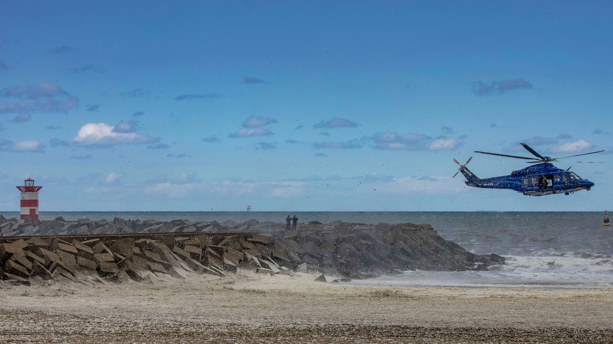 Einsatzkräfte eilten mit einem Hubschrauber zum Strand von Bergen aan Zee. (Symbolbild)