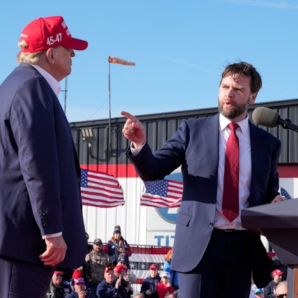 ARCHIV - 16.03.2024, USA, Vandalia: Senator J.D. Vance (r), R-Ohio, zeigt auf den ehemaligen US-Präsidenten Donald Trump bei einer Wahlkampfveranstaltung. Der Republikaner Trump hat den Senator J.D.
Vance als Vizekandidaten für die US-Präsidentschaftswahl im November auserkoren. Foto: Jeff Dean/FR171800 AP/AP +++ dpa-Bildfunk +++