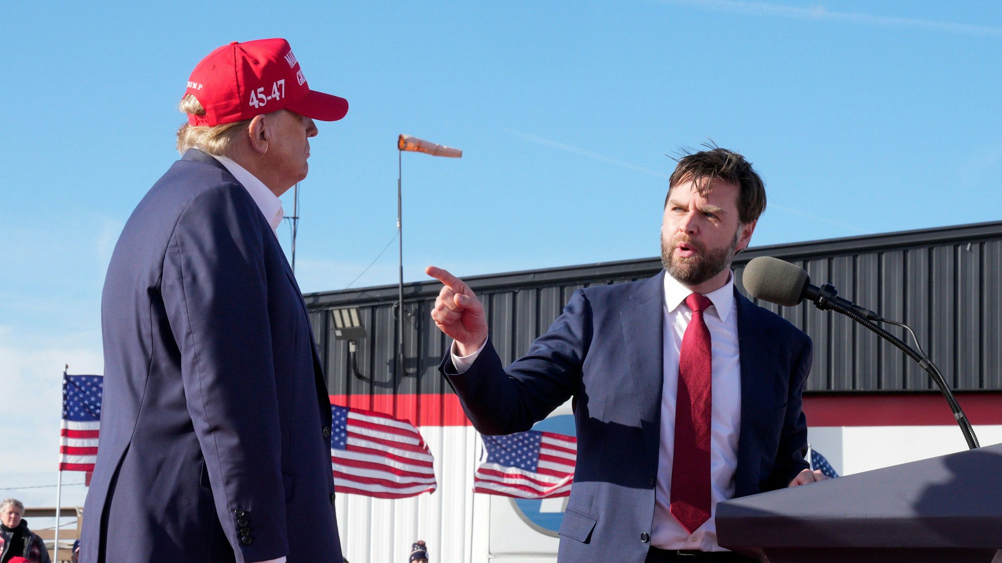 ARCHIV - 16.03.2024, USA, Vandalia: Senator J.D. Vance (r), R-Ohio, zeigt auf den ehemaligen US-Präsidenten Donald Trump bei einer Wahlkampfveranstaltung. Der Republikaner Trump hat den Senator J.D.
Vance als Vizekandidaten für die US-Präsidentschaftswahl im November auserkoren. Foto: Jeff Dean/FR171800 AP/AP +++ dpa-Bildfunk +++