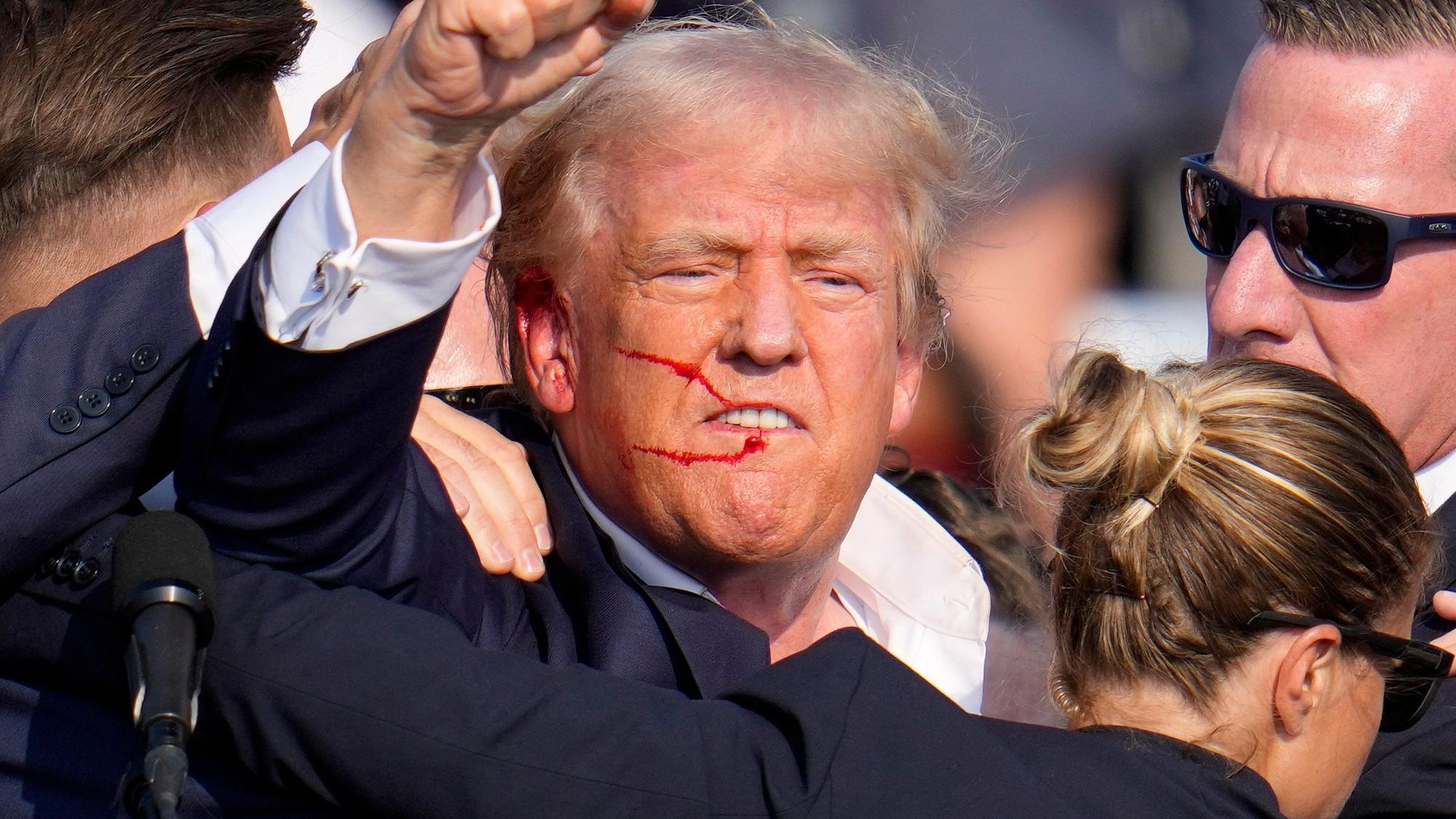 Der ehemalige US-Präsident Donald Trump reagiert nach einem Attentat auf einer Wahlkampfveranstaltung. Foto: Gene J. Puskar/AP +++ dpa-Bildfunk +++