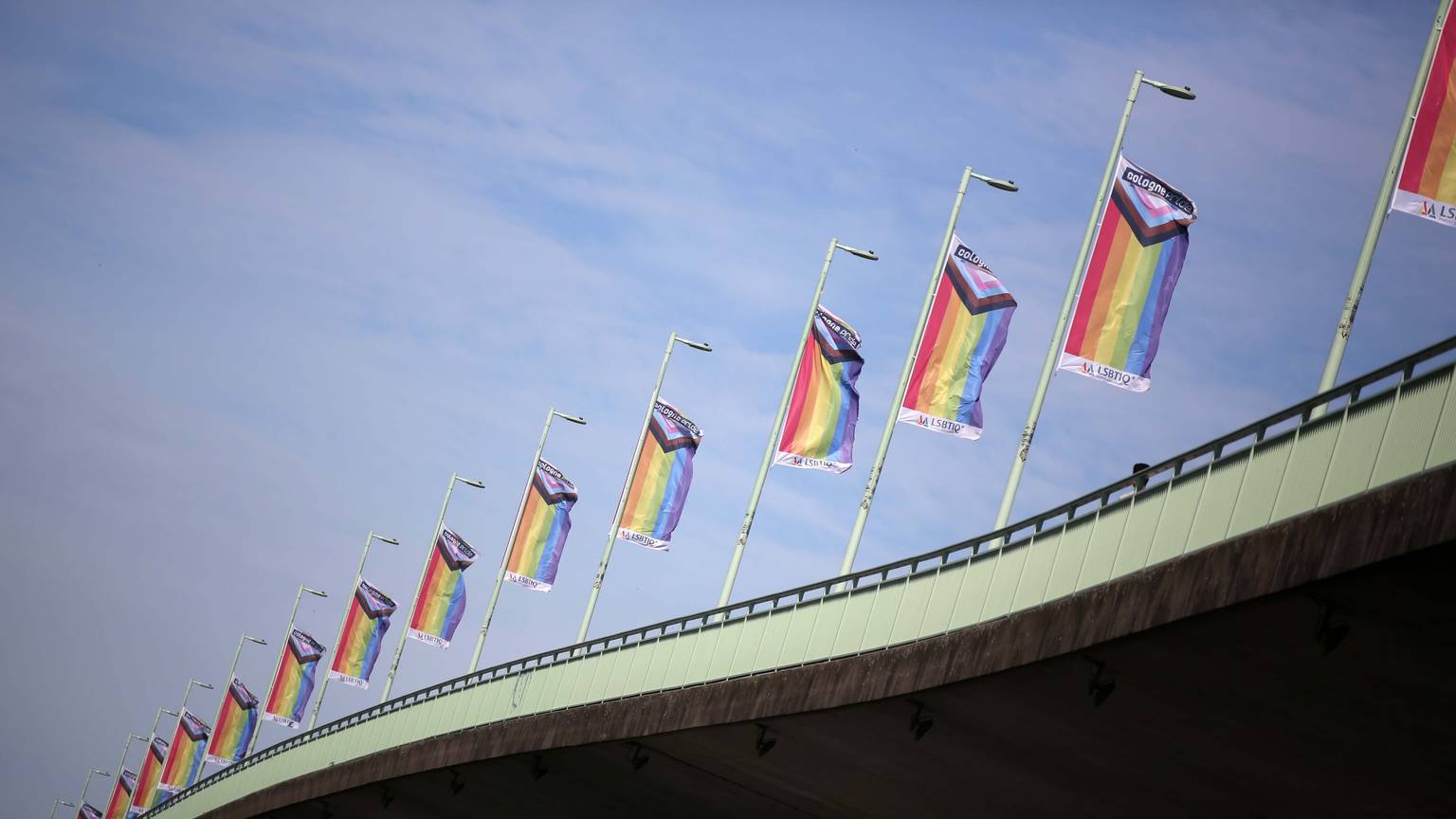 Regenbogen-Fahnen auf der Deutzer Brücke