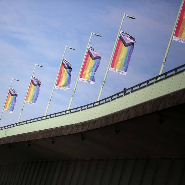 Regenbogen-Fahnen auf der Deutzer Brücke