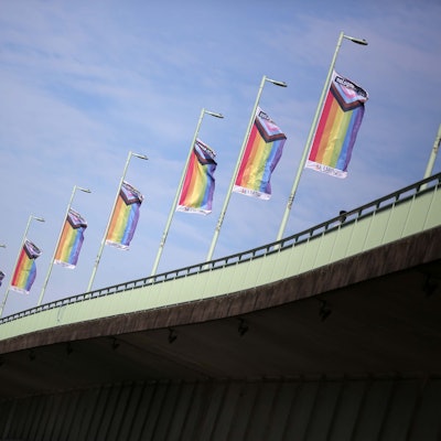 Regenbogen-Fahnen auf der Deutzer Brücke