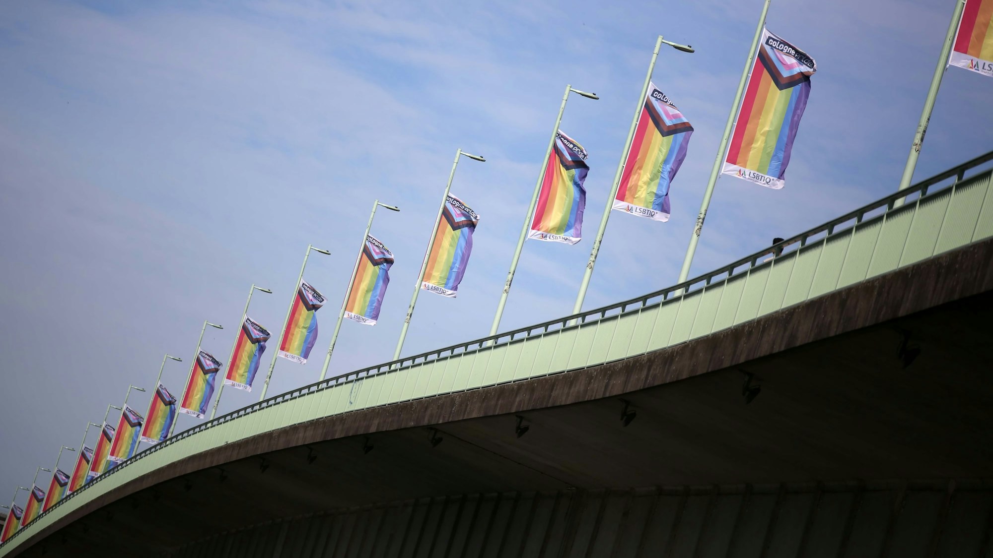 Regenbogen-Fahnen auf der Deutzer Brücke