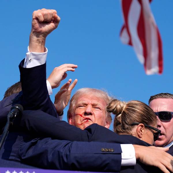 13.07.2024, USA, Butler: Der republikanische Präsidentschaftsbewerber und ehemalige Präsident Donald Trump wird bei einer Wahlkampfveranstaltung in Butler, Pennsylvania, von Agenten des US-Geheimdienstes Secret Service umringt. Foto: Evan Vucci/AP/dpa +++ dpa-Bildfunk +++