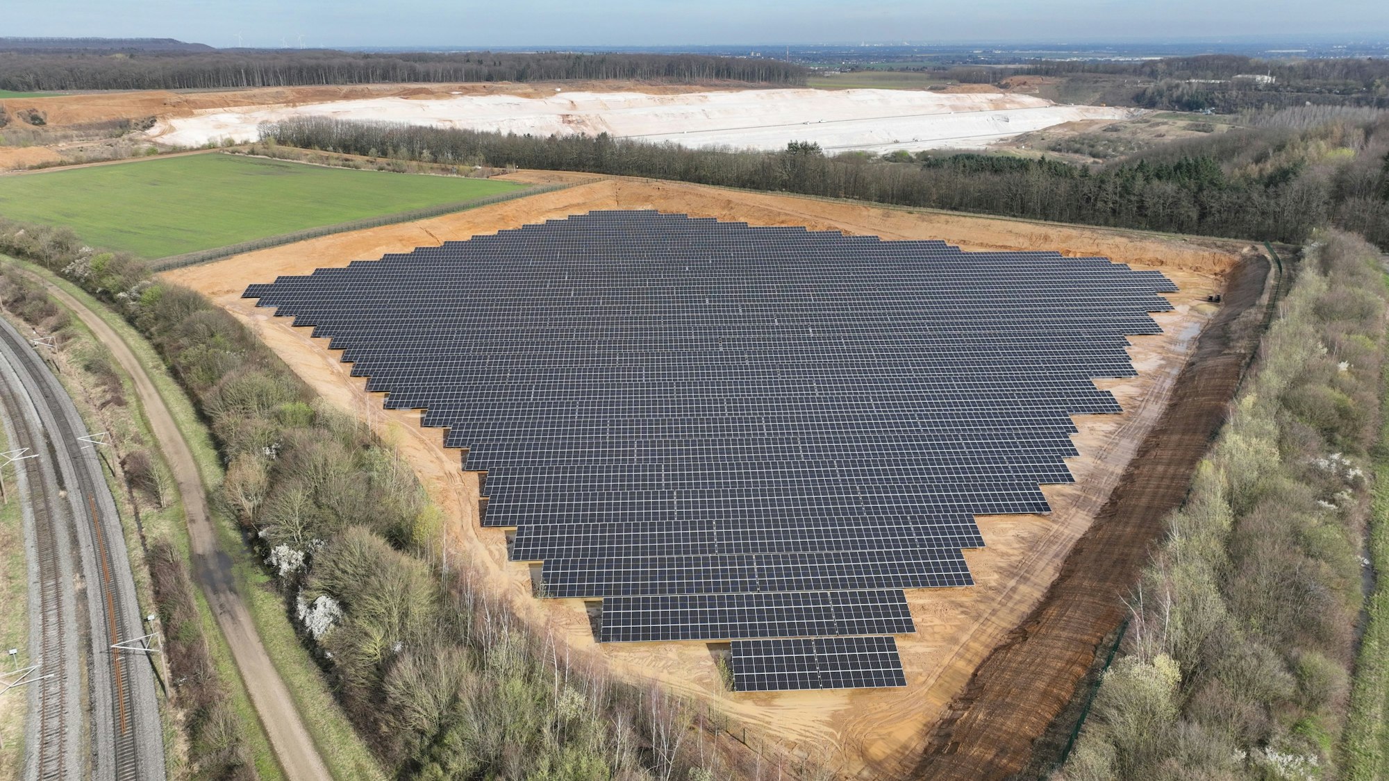 Auf dem Bild ist eine Luftaufnahme der PV-Anlage zu sehen.