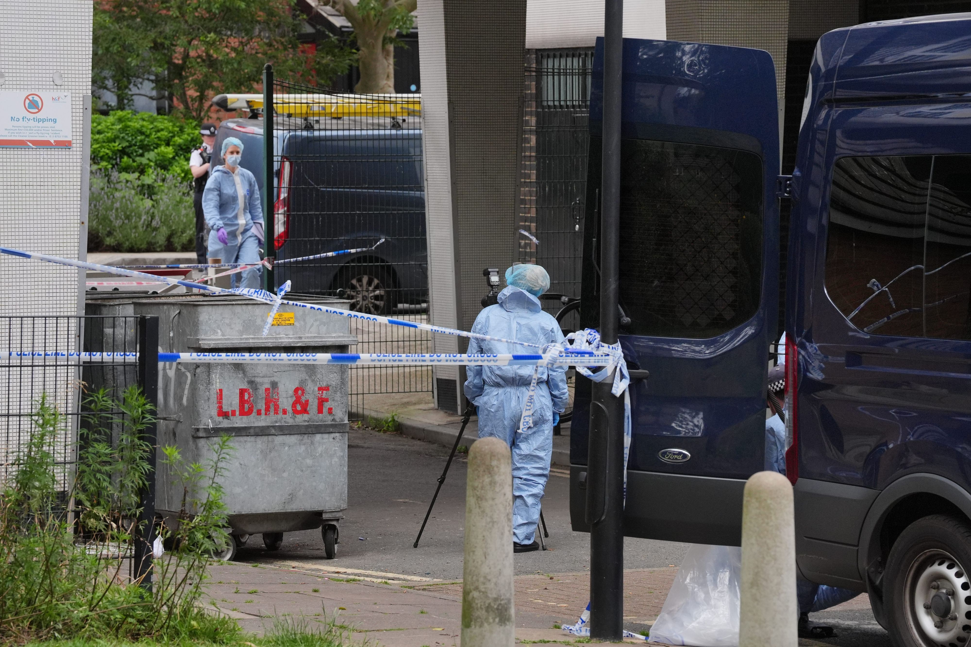 Großbritannien, London: Beamte der Spurensicherung an einem abgesperrten Bereich in Shepherd's Bush.
