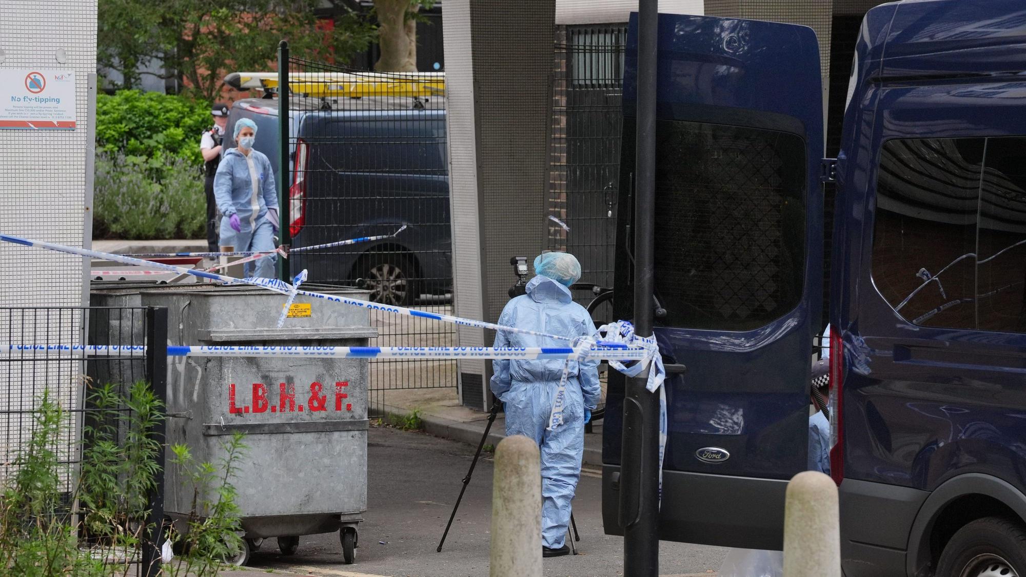 Großbritannien, London: Beamte der Spurensicherung an einem abgesperrten Bereich in Shepherd's Bush.