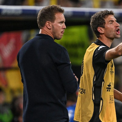 Immer emotional dabei: Thomas Müller gestikuliert neben Bundestrainer Julian Nagelsmann während des EM-Achtelfinals gegen Dänemark an der Seitenlinie.
