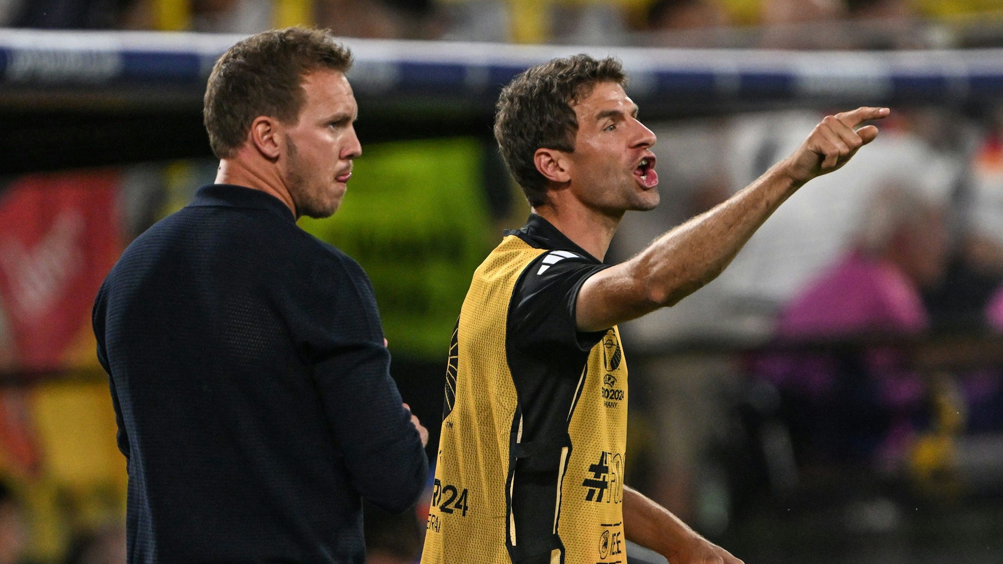 Immer emotional dabei: Thomas Müller gestikuliert neben Bundestrainer Julian Nagelsmann während des EM-Achtelfinals gegen Dänemark an der Seitenlinie.