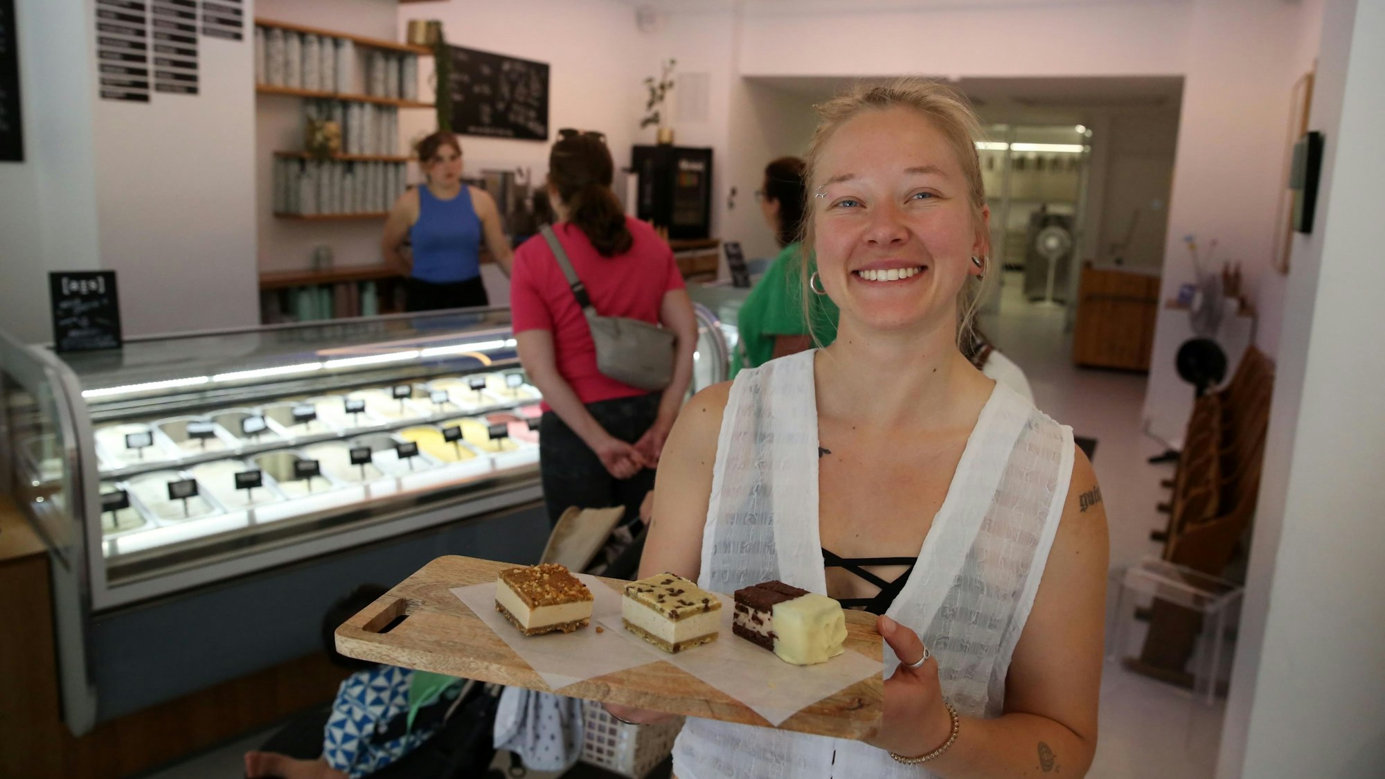 Marie Mross präsentiert das Cookie-Sandwich-Eis.