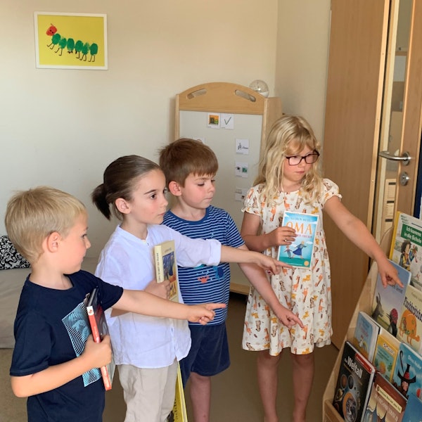 Kinder haben sich bereits Bücher ausgesucht.