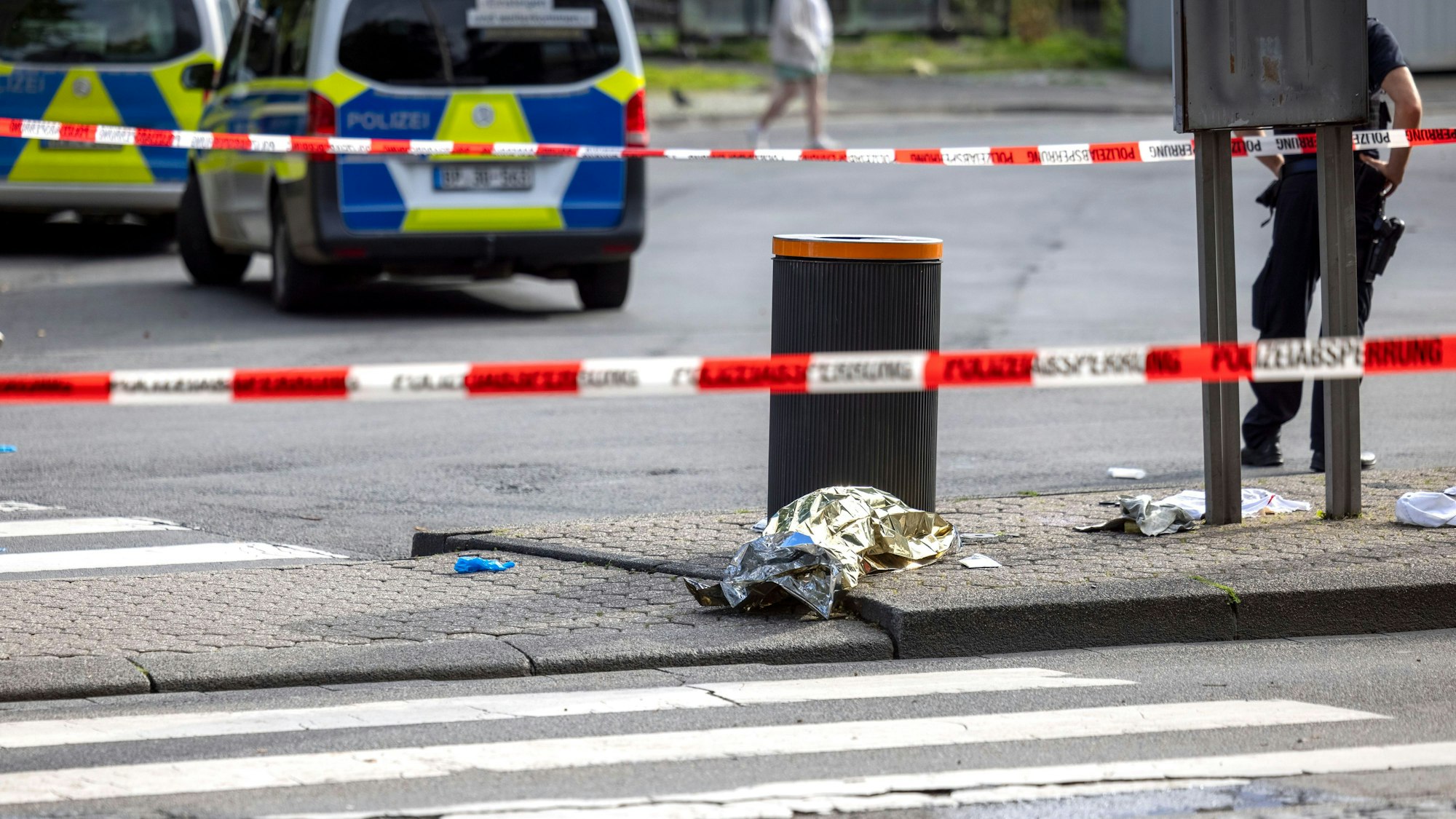 Einsatzkräfte der Polizei sind am Bonner Busbahnhof im Einsatz.