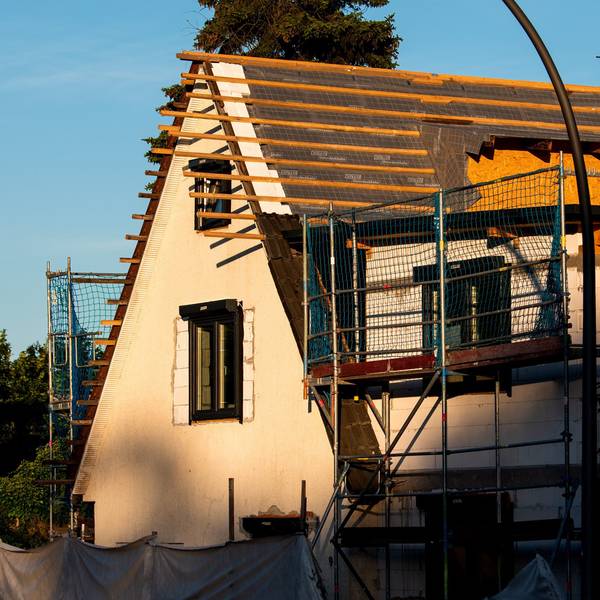 ARCHIV - 20.06.2024, Hamburg: Blick auf ein Haus, das saniert wird. (zu dpa: «Studie: Gebäudesanierung rentiert sich für Verbraucher») Foto: Daniel Bockwoldt/dpa +++ dpa-Bildfunk +++