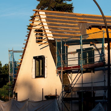 ARCHIV - 20.06.2024, Hamburg: Blick auf ein Haus, das saniert wird. (zu dpa: «Studie: Gebäudesanierung rentiert sich für Verbraucher») Foto: Daniel Bockwoldt/dpa +++ dpa-Bildfunk +++