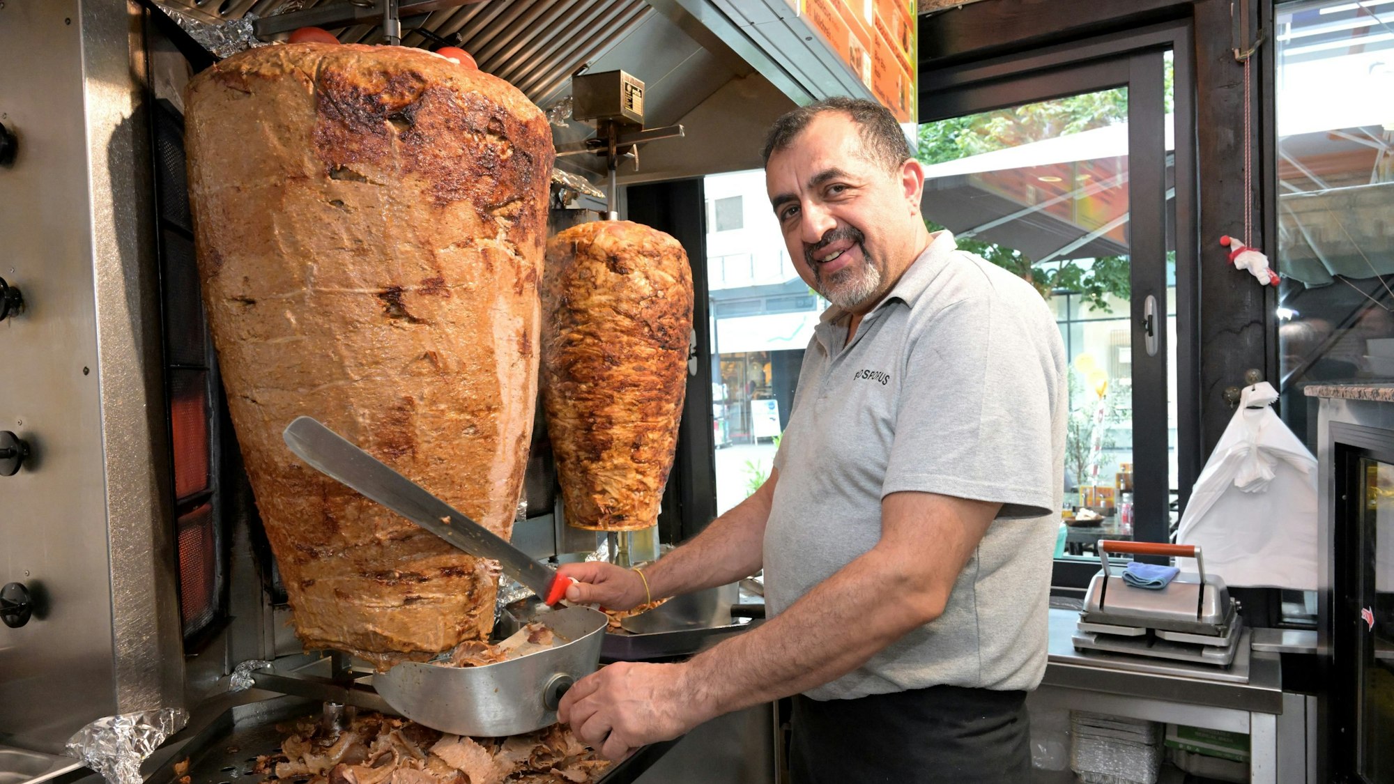Ismailc Demircan, Betreiber des Bospurus-Grills serviert den Döner so, wie er möchte.