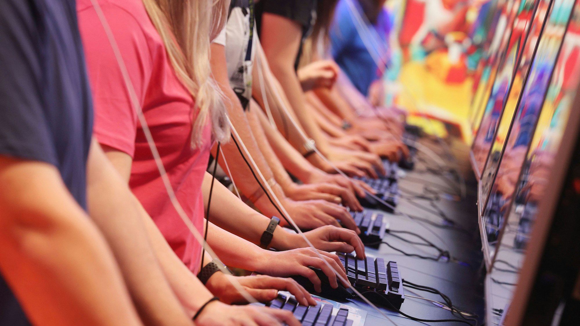 ARCHIV - 24.08.2022, Nordrhein-Westfalen, Köln: Messebesucher testen ein Computerspiel auf der Kölner Computer- und Videospielmesse Gamescom.