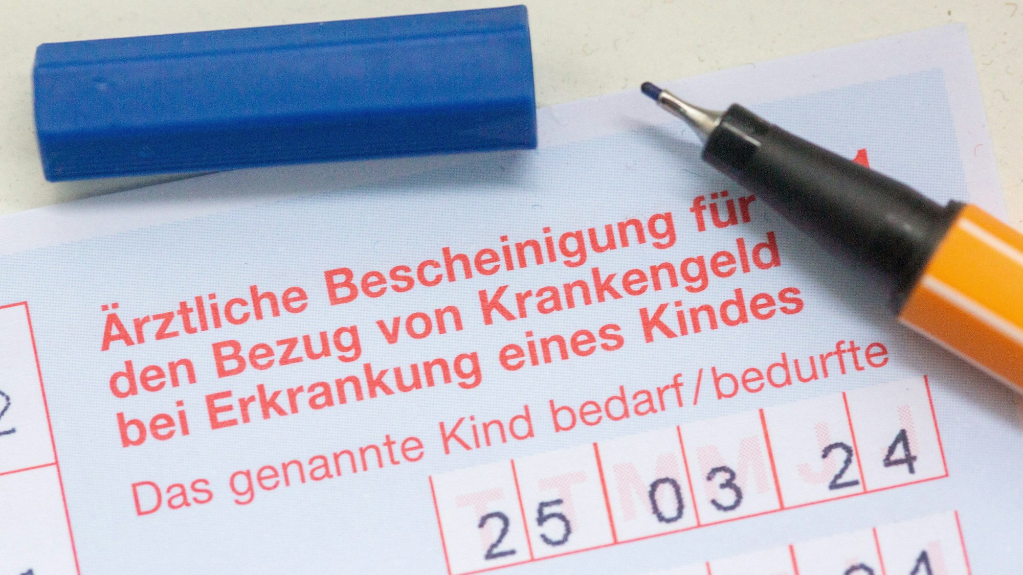ILLUSTRATION - 28.03.2024, NA, Berlin: Ein Fineliner liegt auf einer Kinderkrankschreibung.