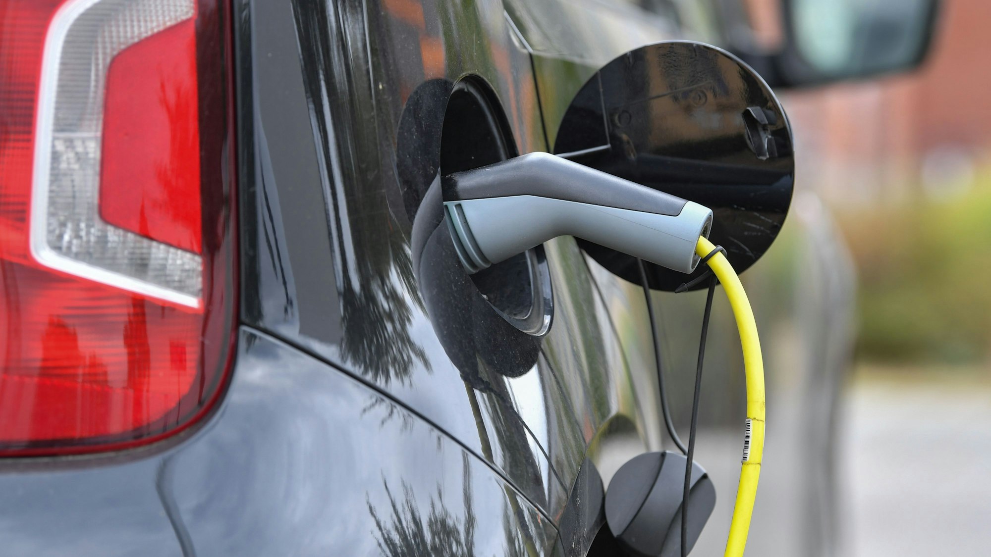 Ein VW vom Typ "E-up" wird an einer Stromtankstelle aufgeladen.