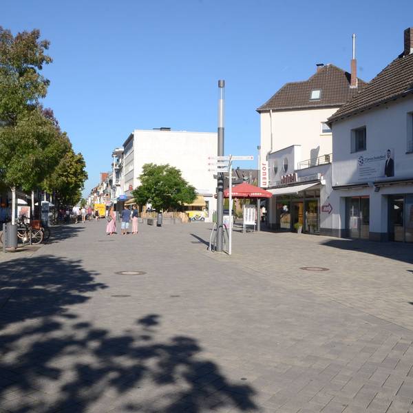 Troisdorf Belebung der Innenstadt
Mehr Grün in der Fußgängerzone wünschen sich die Kommunalpolitiker; dagegen steht der Architekt, der sein Copyright geltend macht.