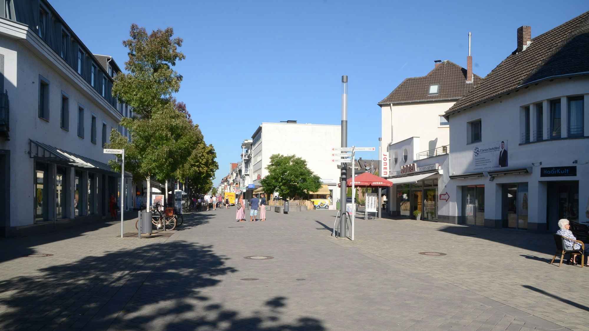 Eine Fußgängerzone bei sonnigem Wetter.