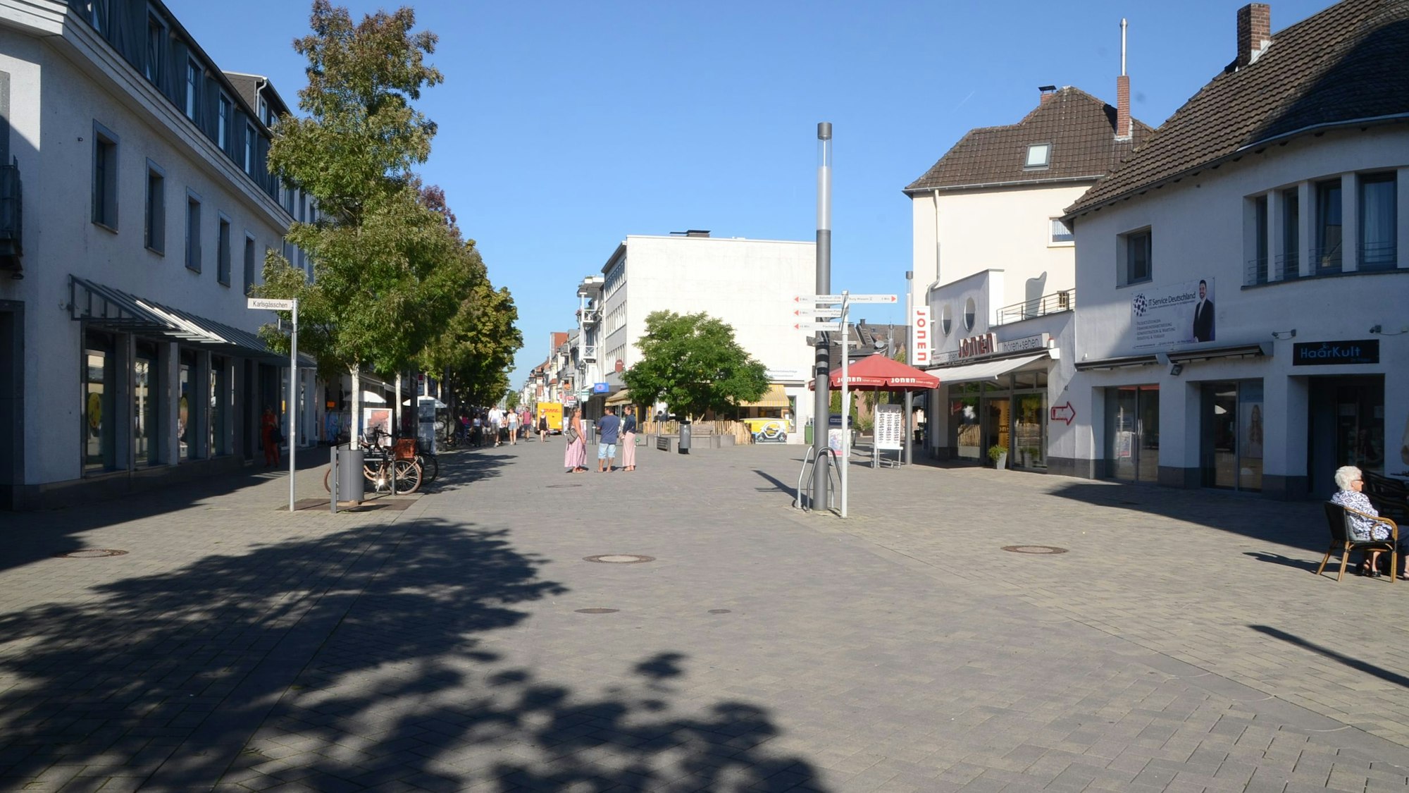 Troisdorf Belebung der Innenstadt
Mehr Grün in der Fußgängerzone wünschen sich die Kommunalpolitiker; dagegen steht der Architekt, der sein Copyright geltend macht.