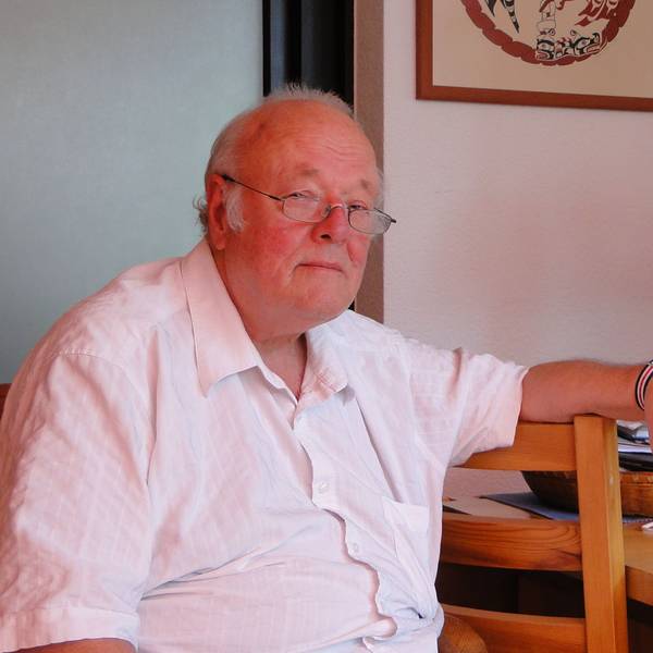 Kinderarzt Detlev Geiß in seinem Arbeitszimmer.