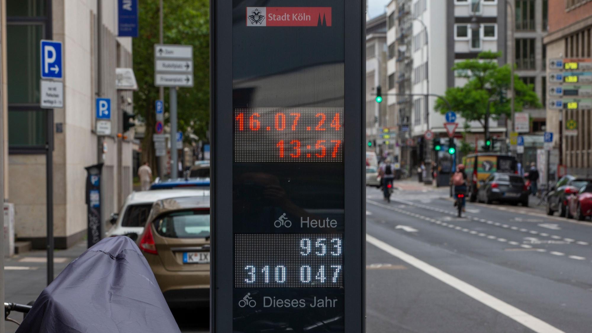 Zu sehen ist eine Fahrrad-Zählstelle an der Gladbacher Straße in Köln.