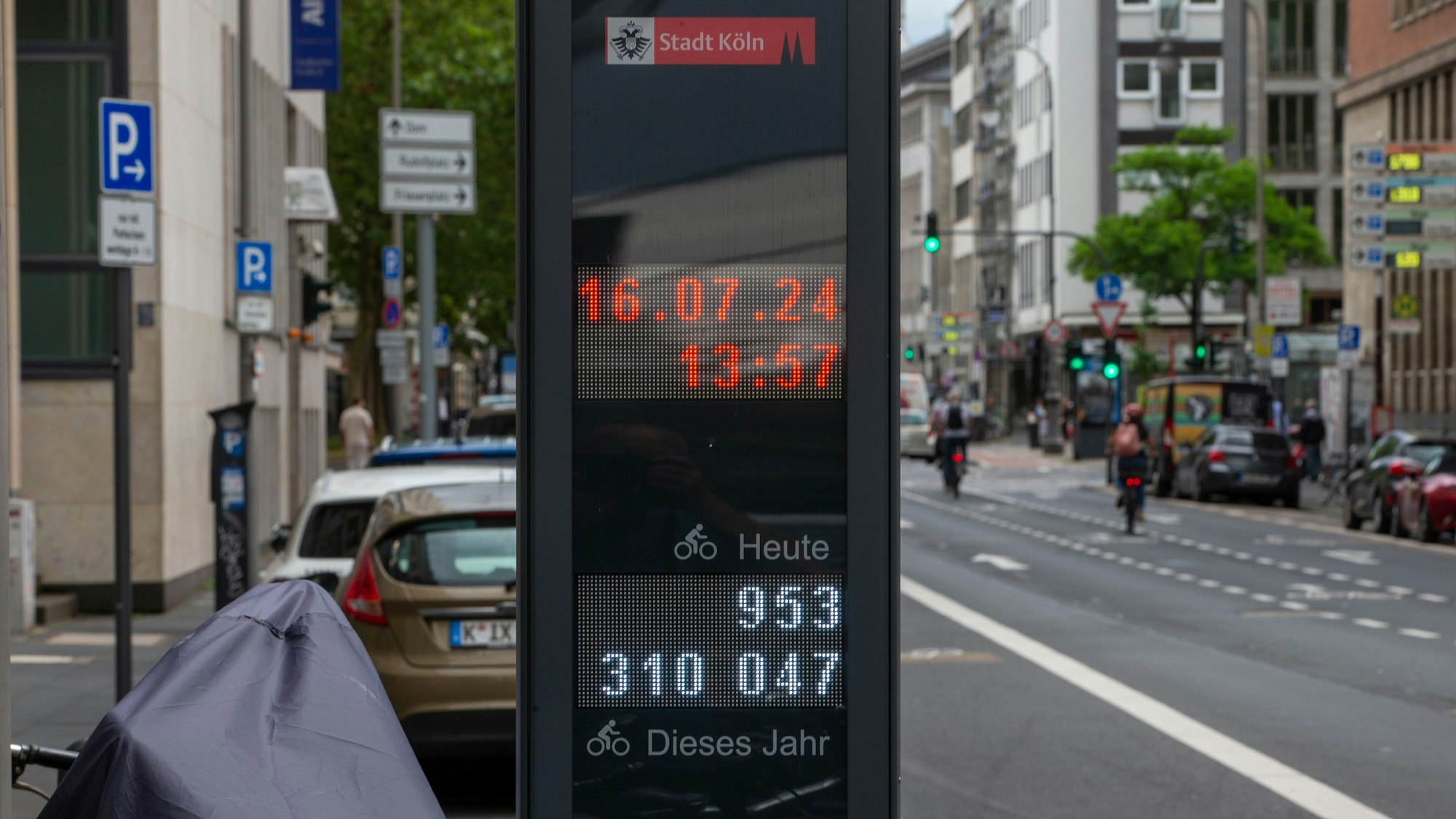 Zu sehen ist eine Fahrrad-Zählstelle an der Gladbacher Straße in Köln.